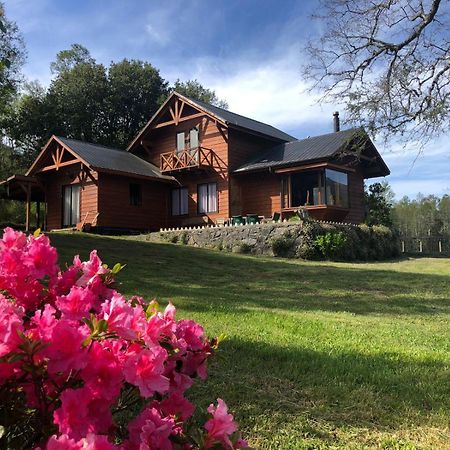 Cabañas Los Canelos Pucon, Hermosa Granja de 20 hectaréas a orillas del Río Liucura Extérieur photo