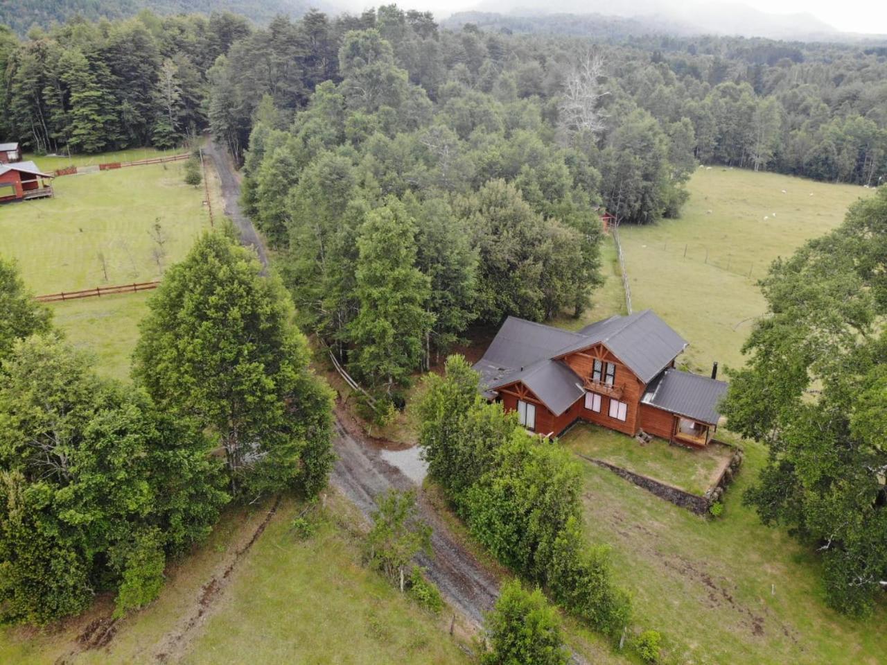 Cabañas Los Canelos Pucon, Hermosa Granja de 20 hectaréas a orillas del Río Liucura Extérieur photo